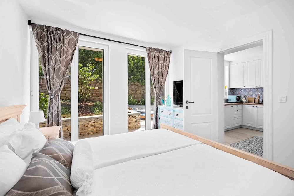 Deluxe Apartment, 1 Queen Bed, Pool View photo 1