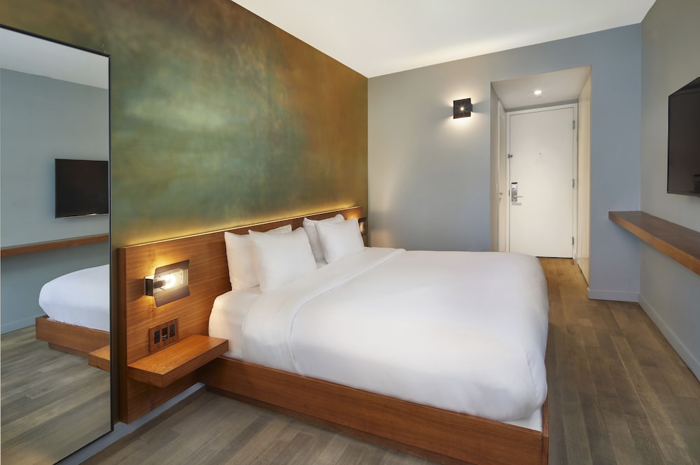 Room, 1 King Bed photo 1
