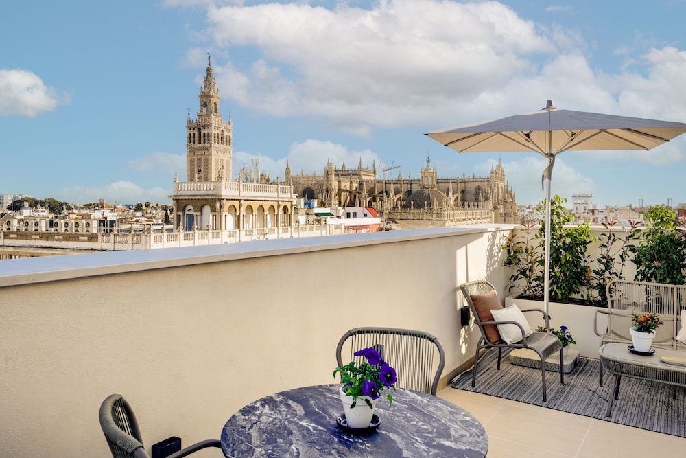 Grand Room, 1 King Bed, City View (Terrace)