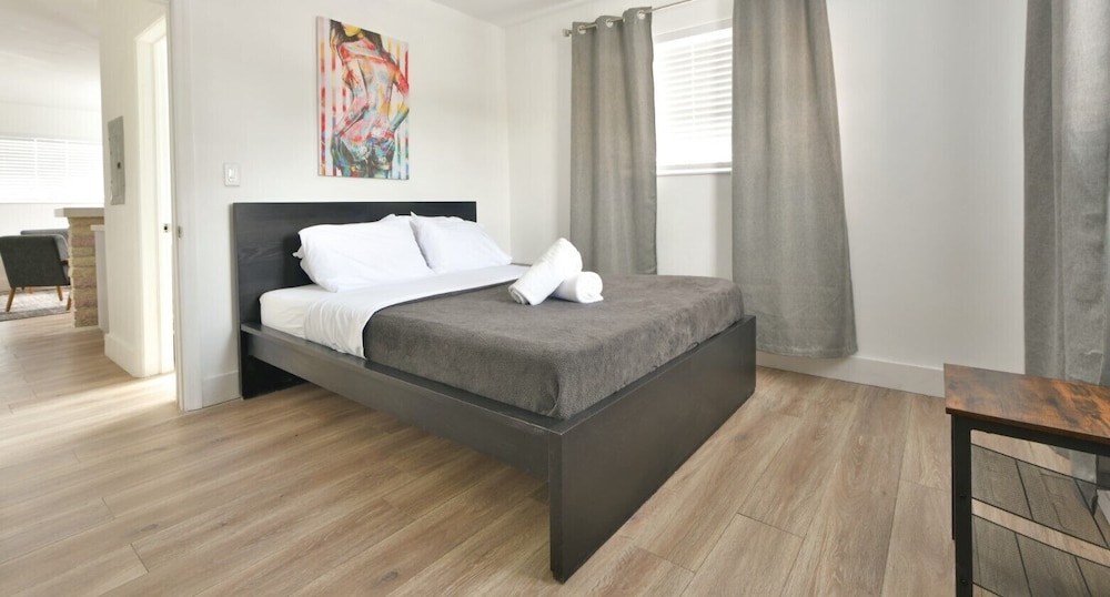 One Bedroom - Comfy Urban Style One Queen Bed & Full Kitchen photo 1