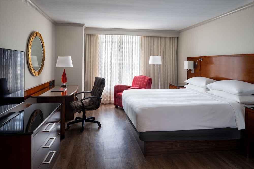Room, 1 King Bed (Mobility/Hearing Accessible, Tub) - Photo 1