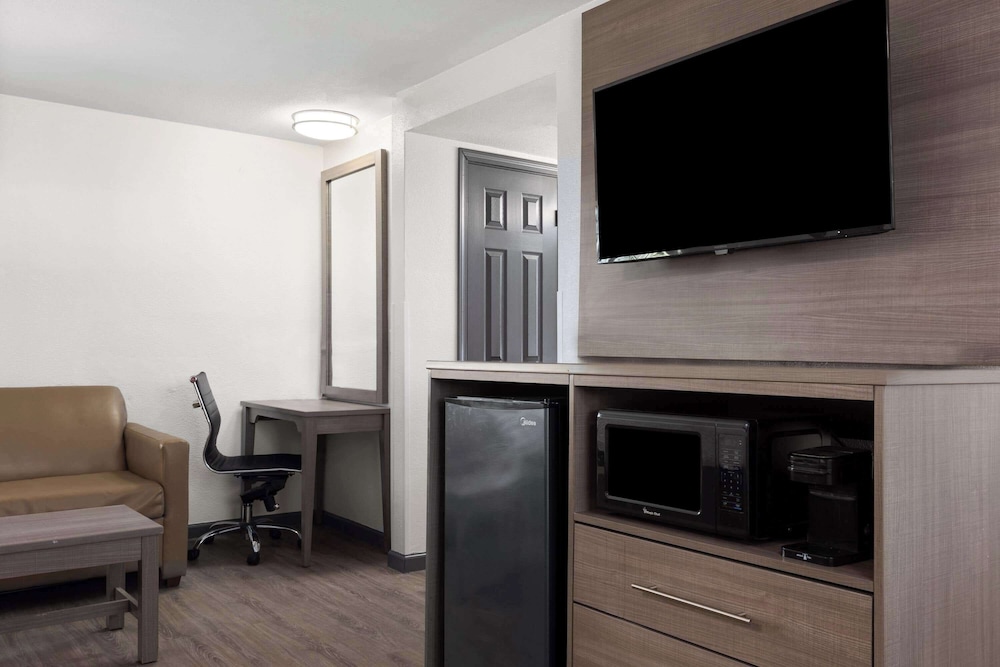 Suite, Multiple Beds, Non Smoking - Photo 3