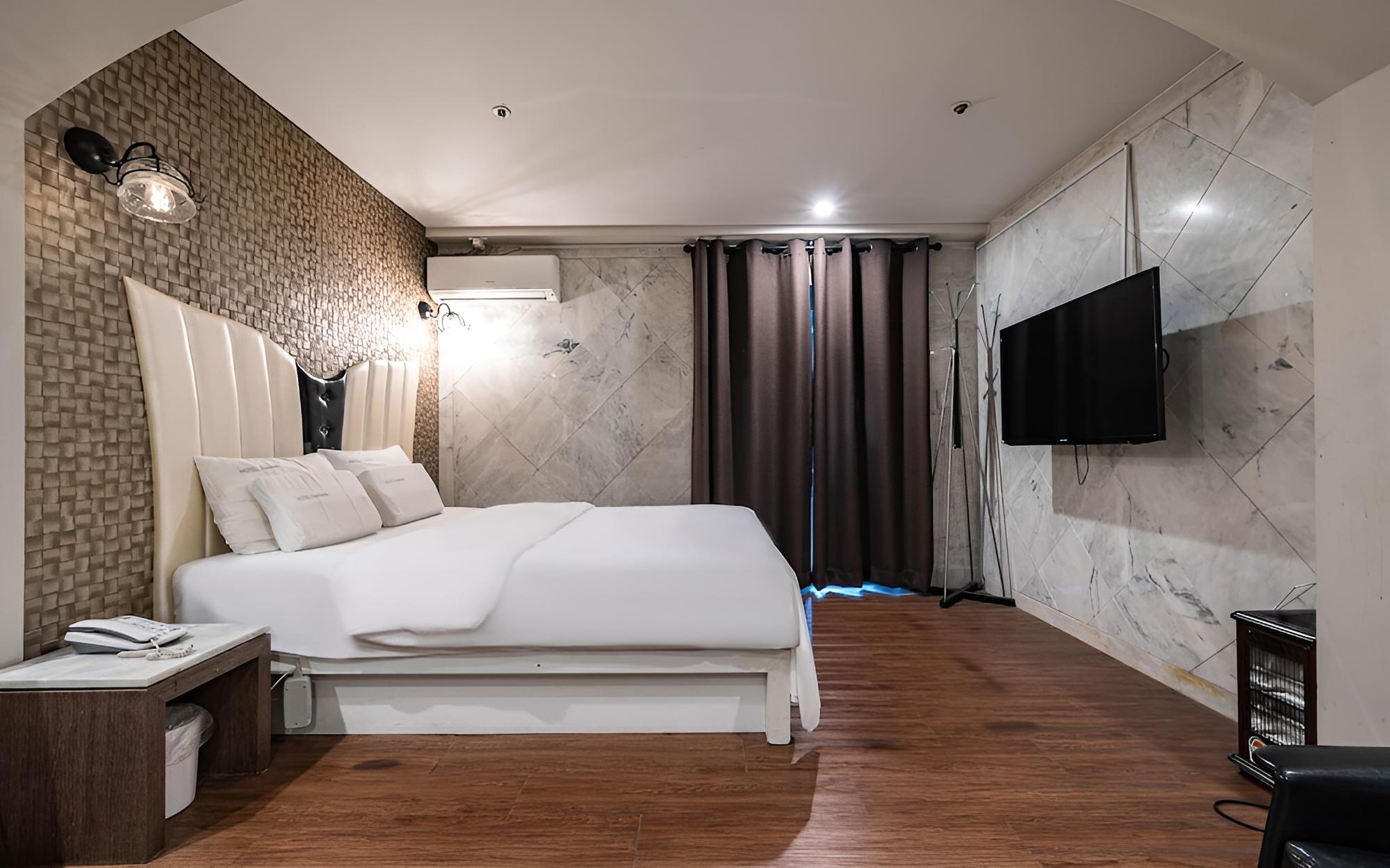 Room (VIP 2PC Room) photo 3