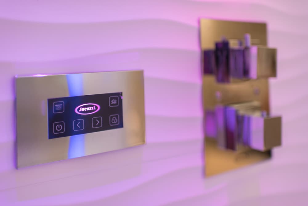 Premium Studio Suite, Jetted Tub