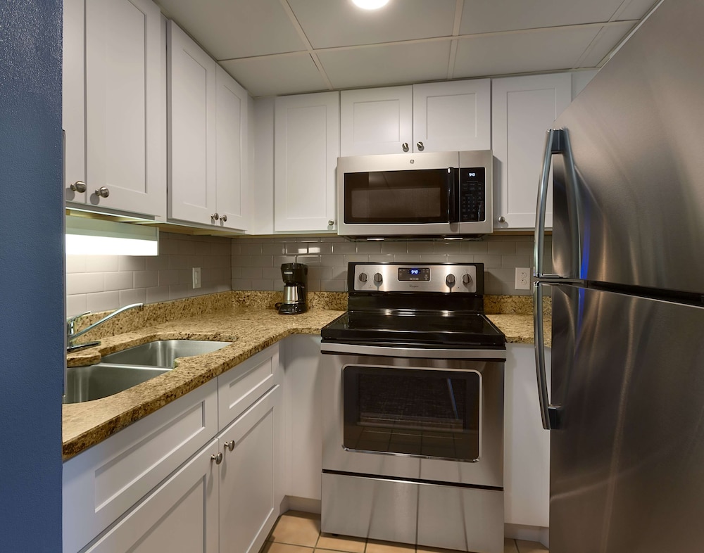 Suite, 1 Queen Bed, Kitchen, Partial Ocean View (Living Room) - Photo 2