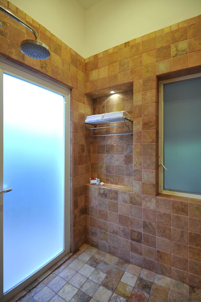 Garden Master Suite - Photo 6