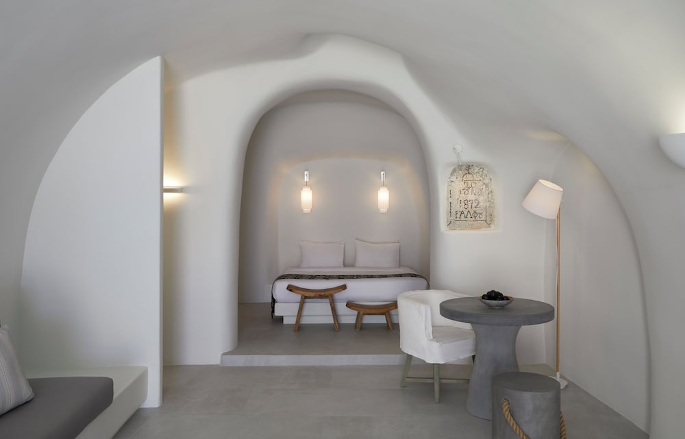 Executive one-bedroom cave suite