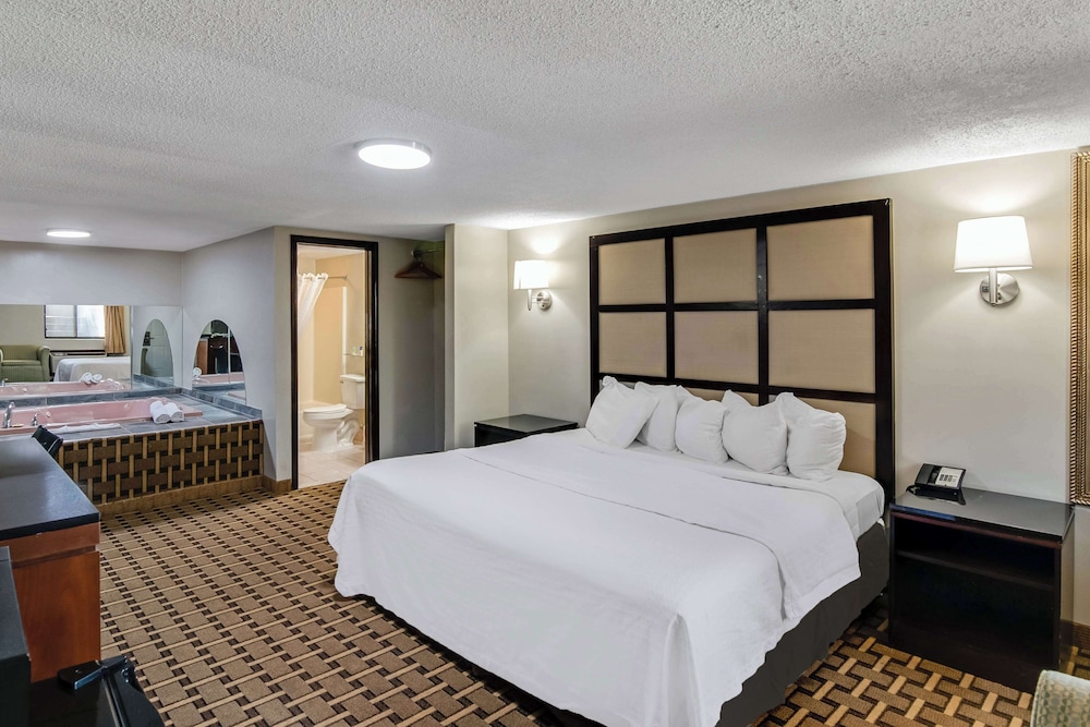Suite, 1 King Bed, Smoking, Jetted Tub photo 1
