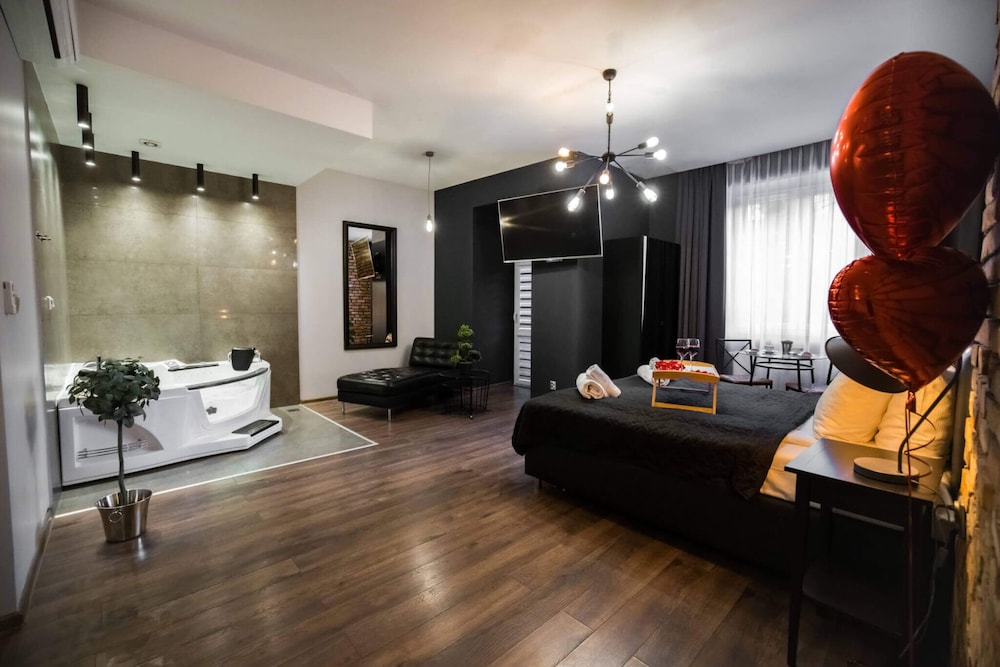 Deluxe Studio Suite, 1 Queen Bed, Jetted Tub photo 1