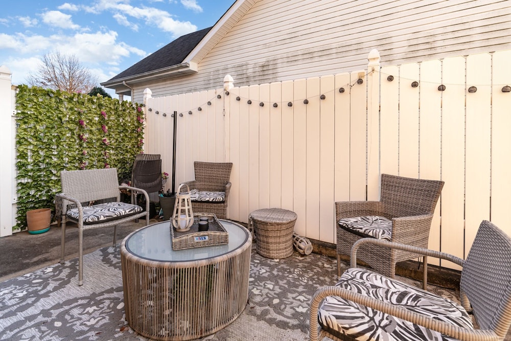 Stylish 2BR Townhome w Garage Patio Perfect for Stays or Assignments, Foto 16