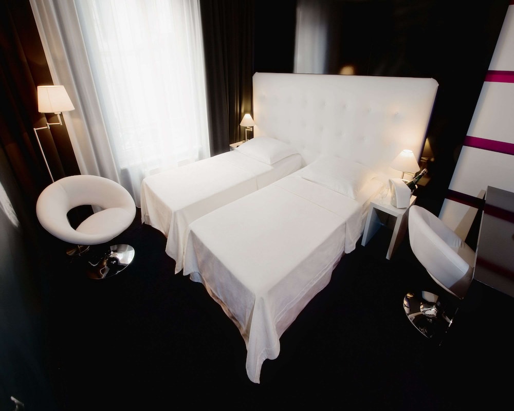 Premium Room, 2 Twin Beds, Non Smoking, Refrigerator - Photo 4