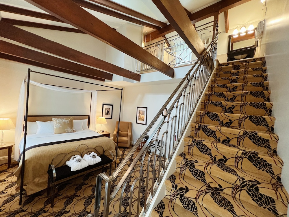 Contemporary Junior Suite (Lady Godiva & Sewell)