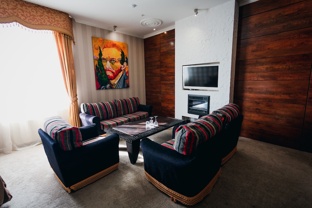 Family Room photo 3