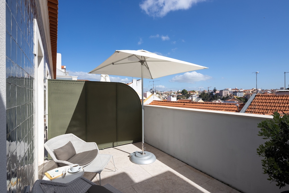Superior Double Room, City View thumbnail 6