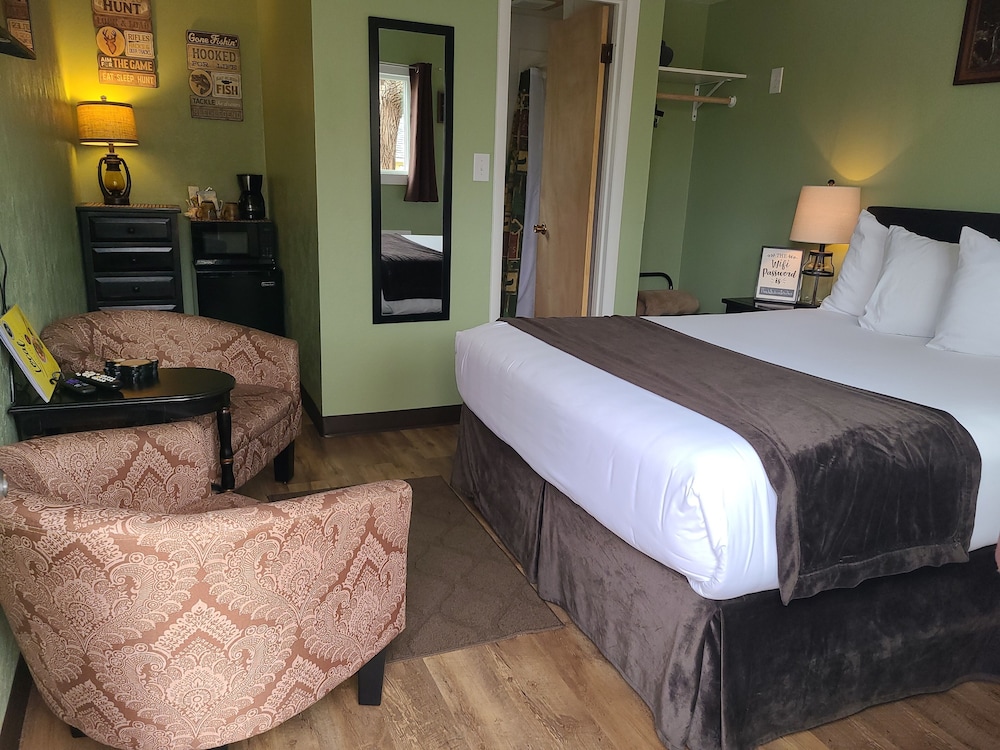 Cabin, 1 Queen Bed, Non Smoking, Refrigerator & Microwave