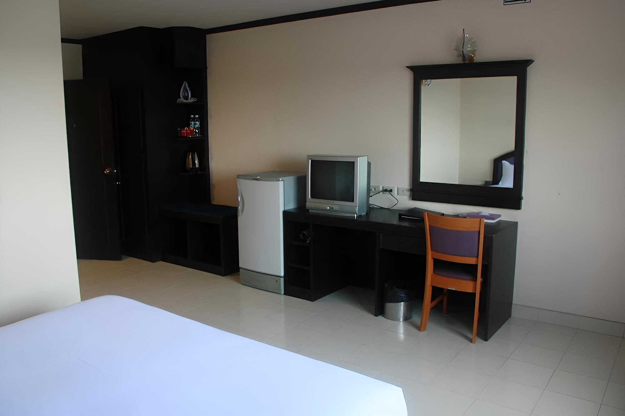 Standard Room, 1 King Bed photo 3