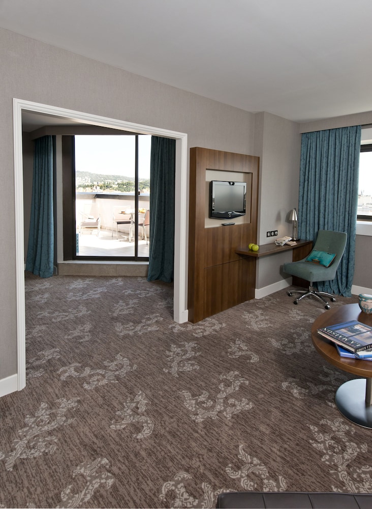 Suite, 1 Bedroom (1 King & 1 Sofa Bed) thumbnail 5
