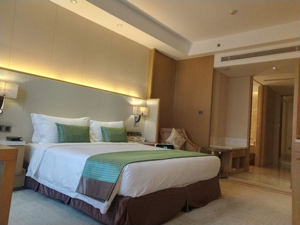 Business Room, 1 King Bed, Smoking photo 2