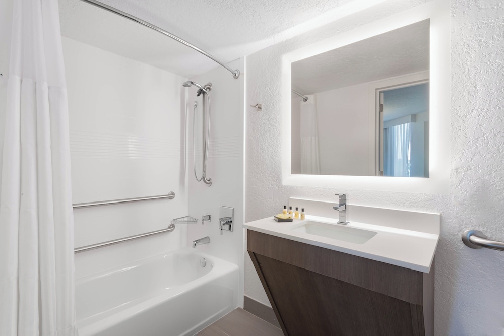 Standard Room, 2 Queen Beds (Bath/Shower Combo) - Photo 6