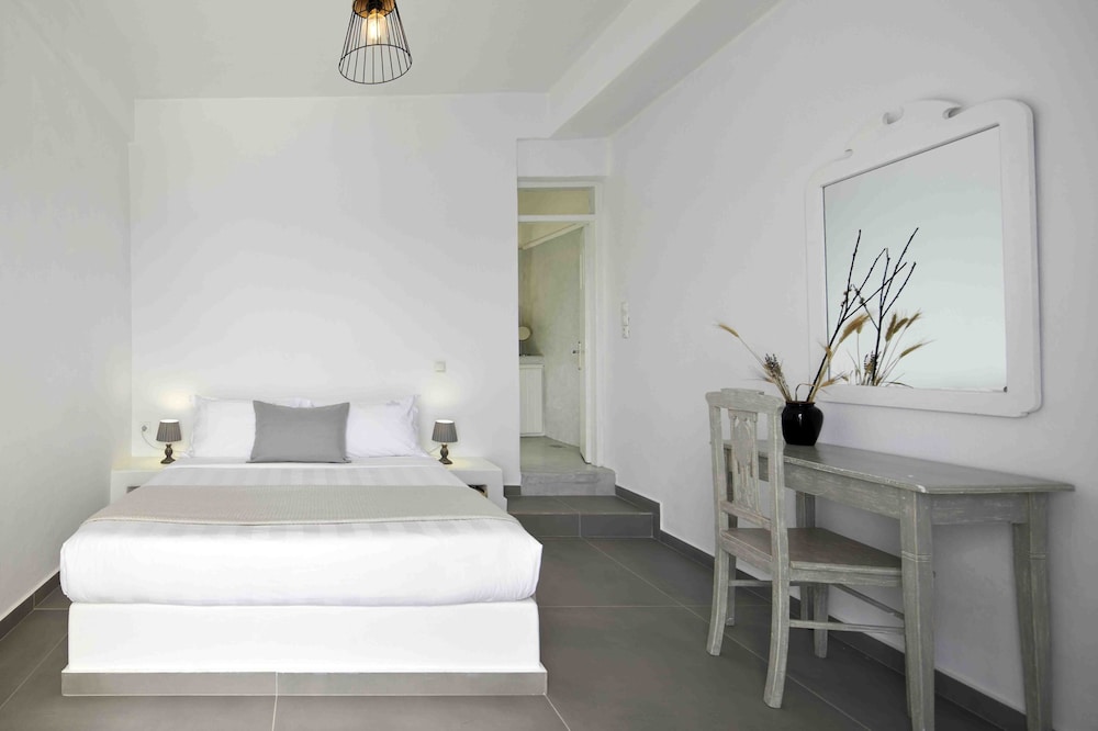 Room (Cozy Cave, Outdoor Hot Tub)