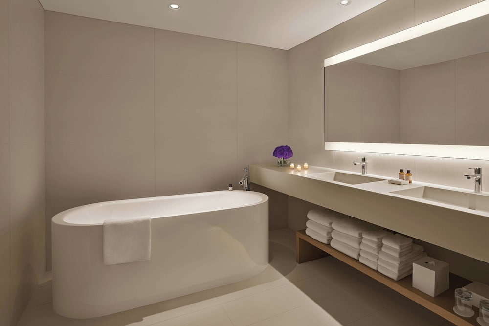 Suite, 1 King Bed, City View thumbnail 6