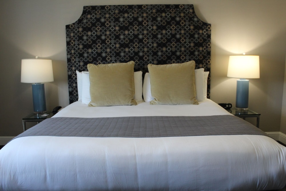 Deluxe Room, 1 King Bed, Fireplace photo 3