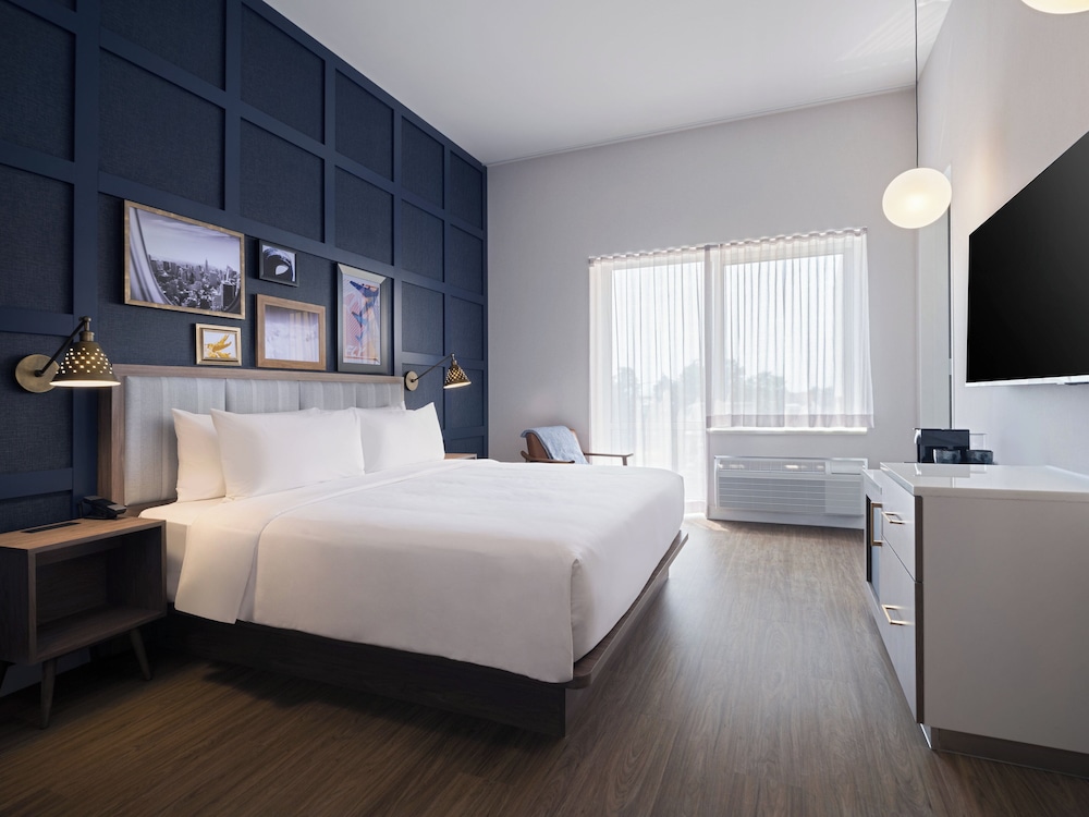 Grand Room, 1 King Bed, Transfer Shower (Mobility) - Photo 1