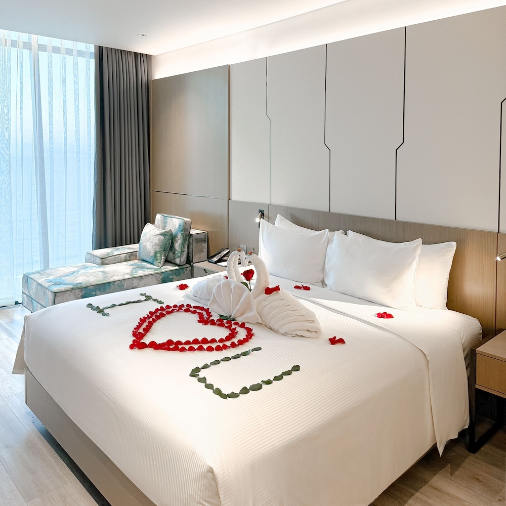 Premier Double Partial Sea View with Balcony - Photo 4