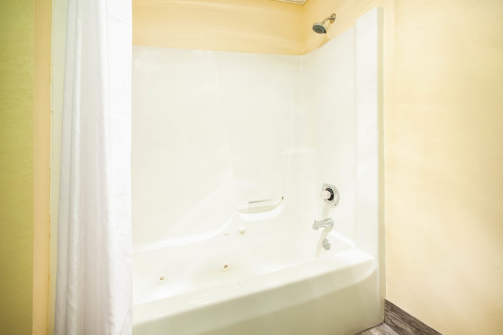 Deluxe Room, 1 King Bed, Non Smoking - Photo 6