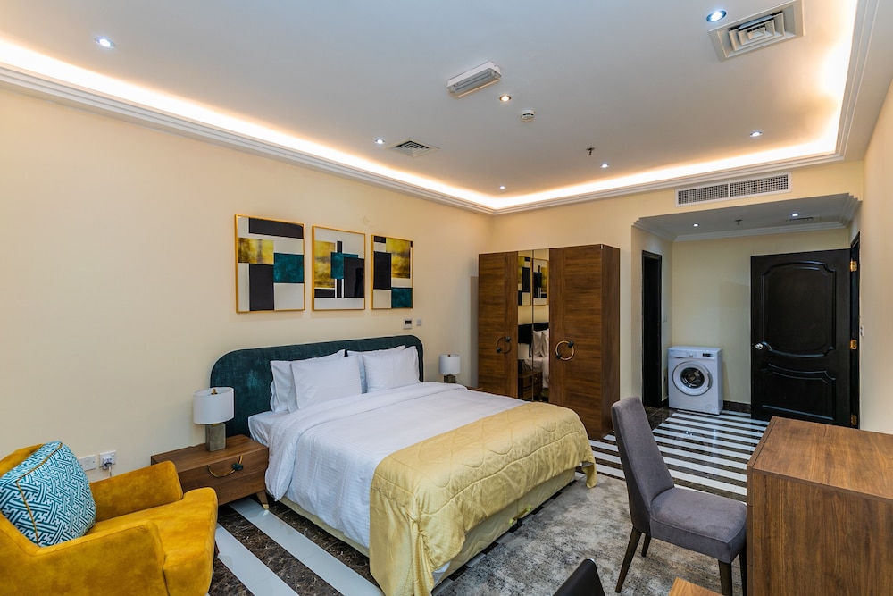 One Bedroom Deluxe Apartment - Photo 2
