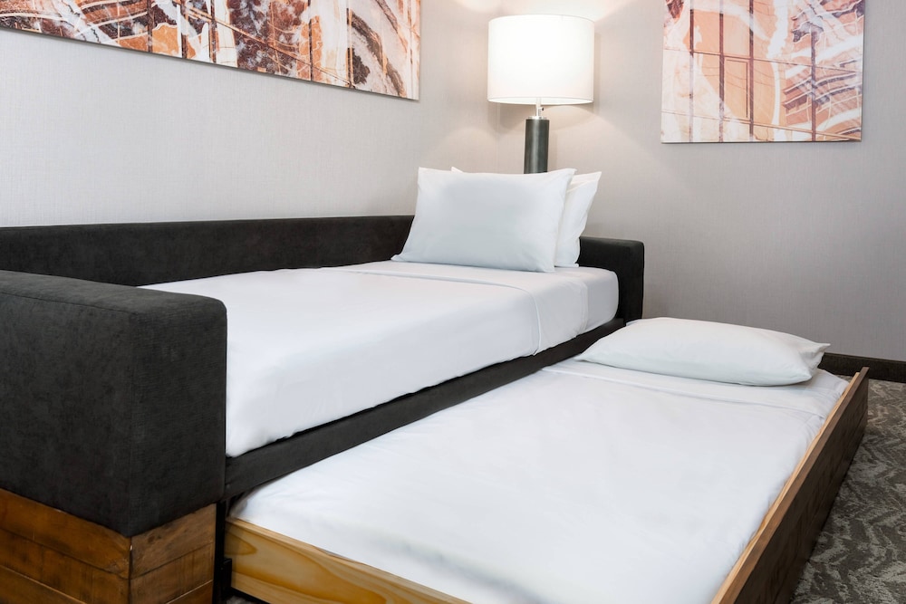 Suite, 1 King Bed - Photo 3