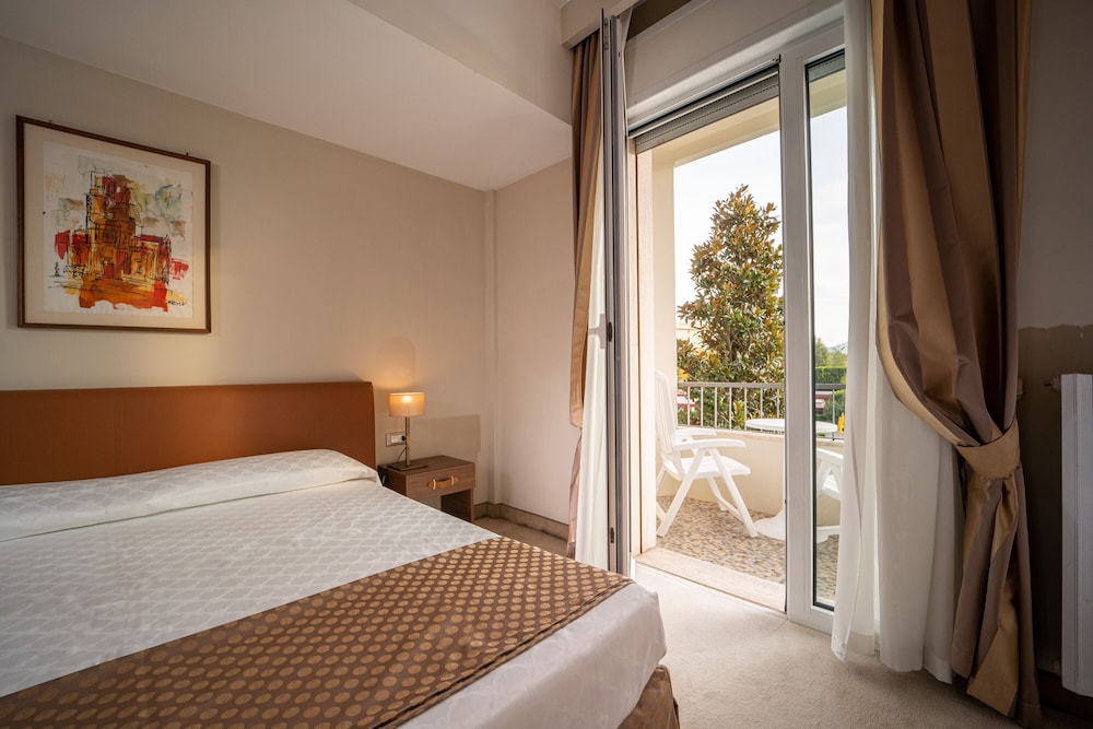 Deluxe Double Room, Balcony - Photo 2
