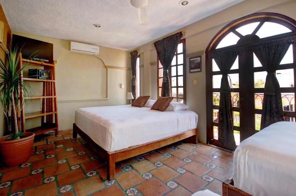 Family Room, Balcony - Photo 1