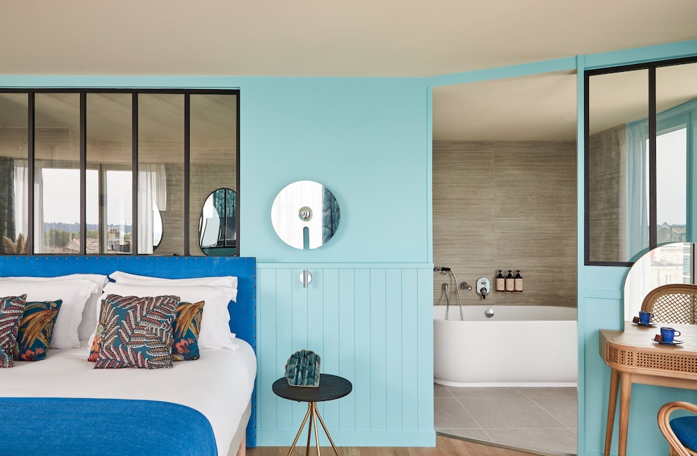 Suite, 1 King Bed (Panoramic View) - Photo 4