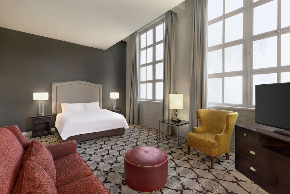 Studio suite with king bed - Photo 5