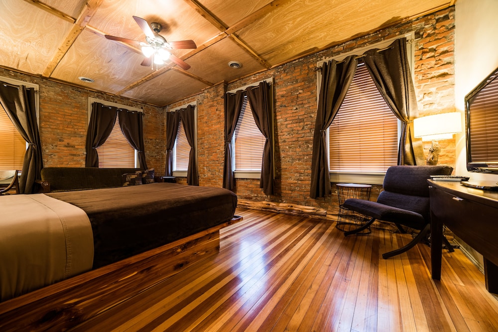Standard Room, 1 Queen Bed with Sofa bed, Non Smoking (Walnut Room)