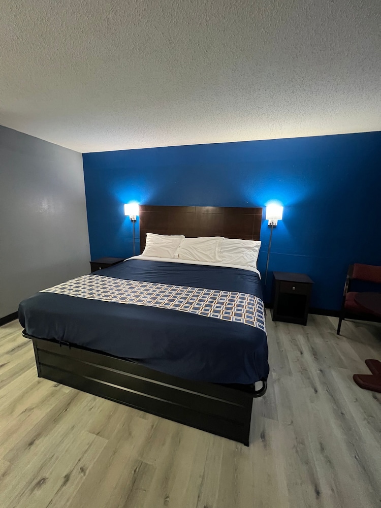 Standard Room, 1 King Bed, Non Smoking photo 1