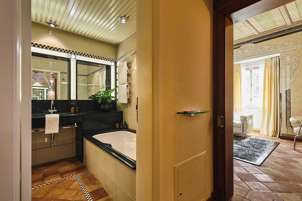 Deluxe Double Room (Design King)