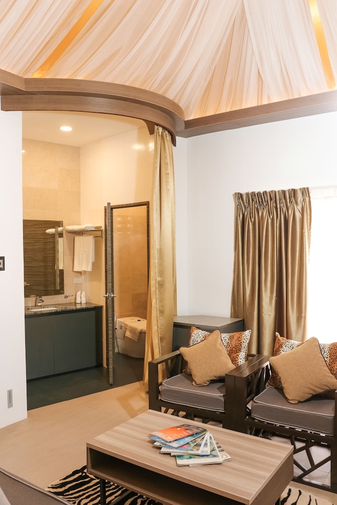 Deluxe King Room - Photo 6