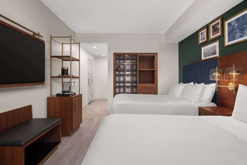 Room, 2 Queen Beds, Accessible, Theater View - Photo 4