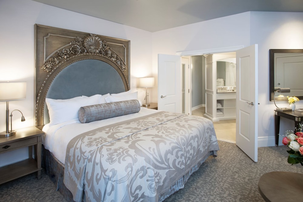 Standard Room, 1 King Bed (Signature Room- One King Bed) photo 1
