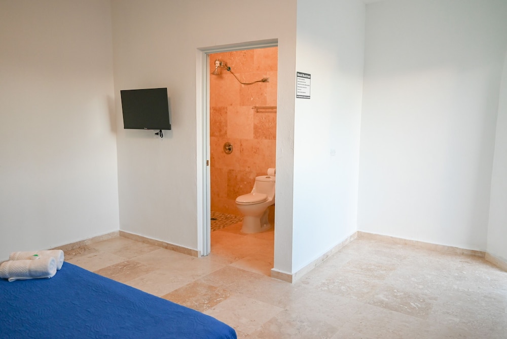 Economy Room, 1 Queen Bed photo 3