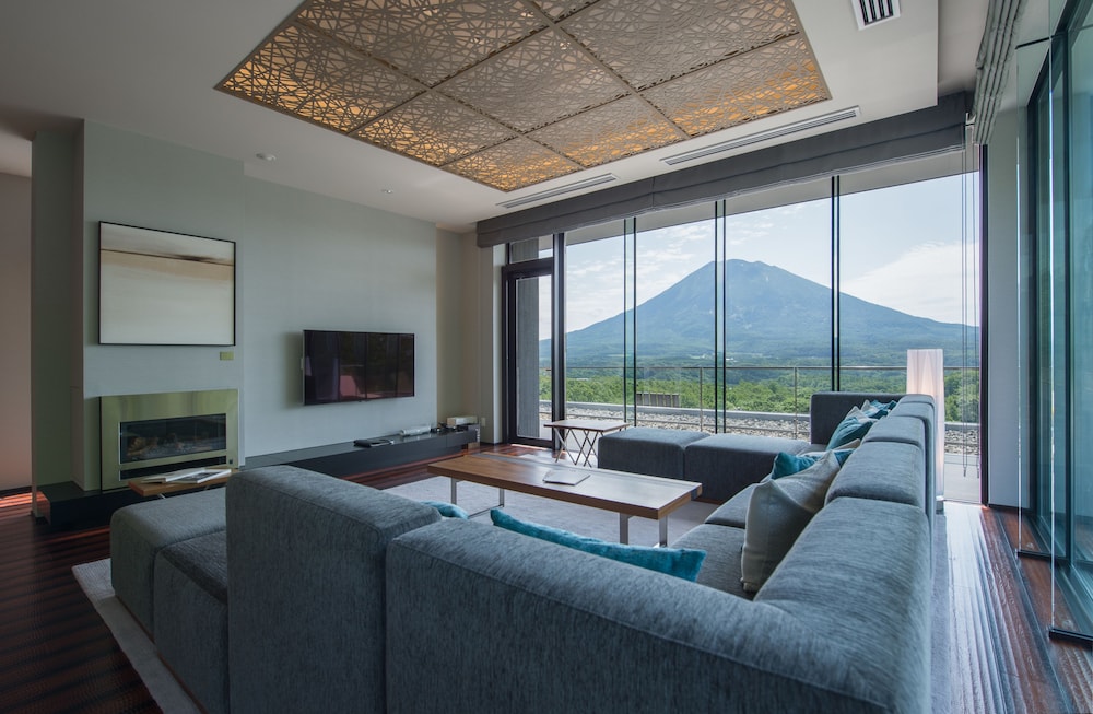 5 Bedrooms Penthouse B [Mountain View] photo 2