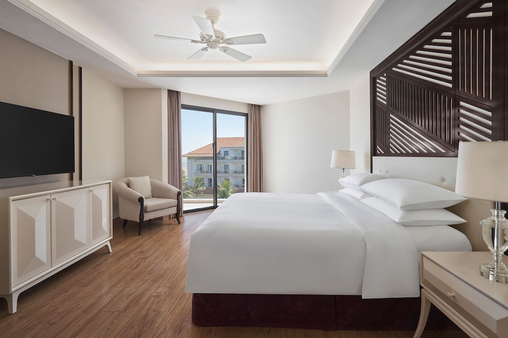 Deluxe Room, 1 King Bed, Garden View (Balcony)