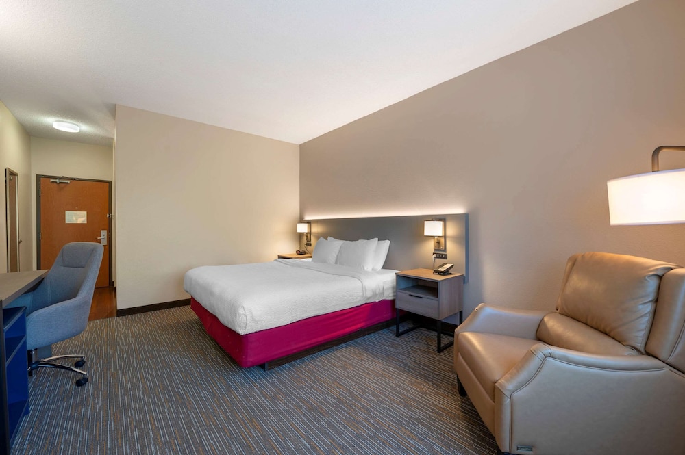 Standard Room, 1 King Bed, Non Smoking - Photo 2