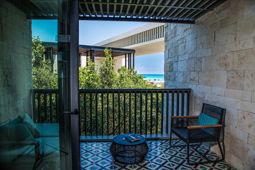 Club Partial Ocean View Room With 1 King Bed