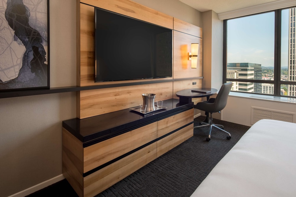 Room, 1 King Bed, Accessible (Hearing) - Photo 4