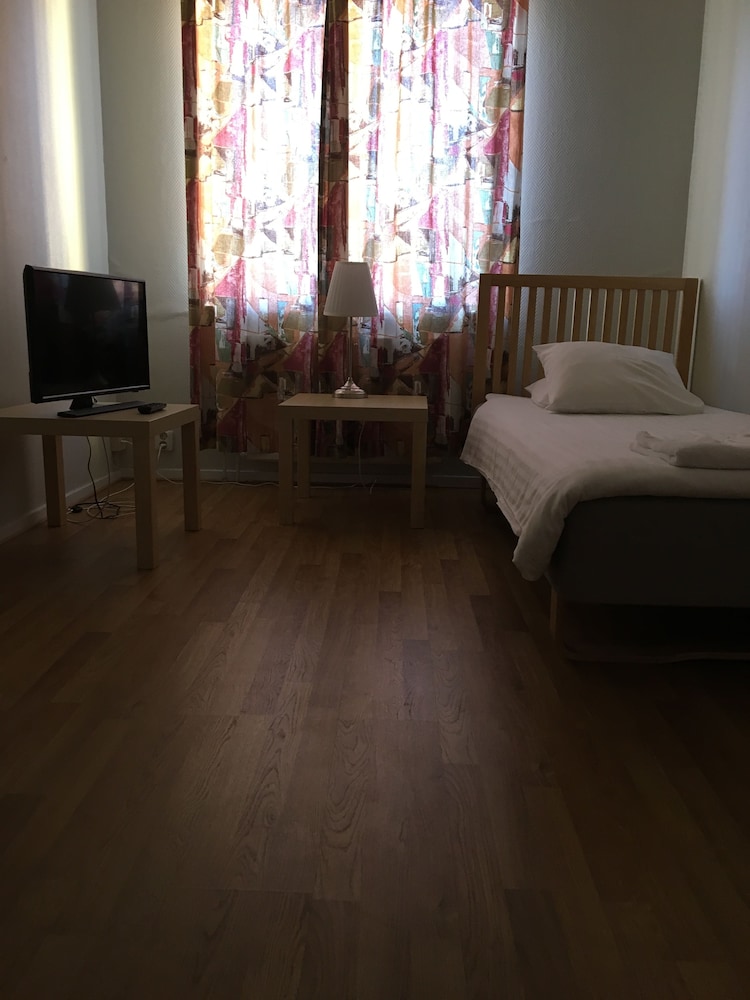 Economy Single Room, Shared Bathroom photo 3