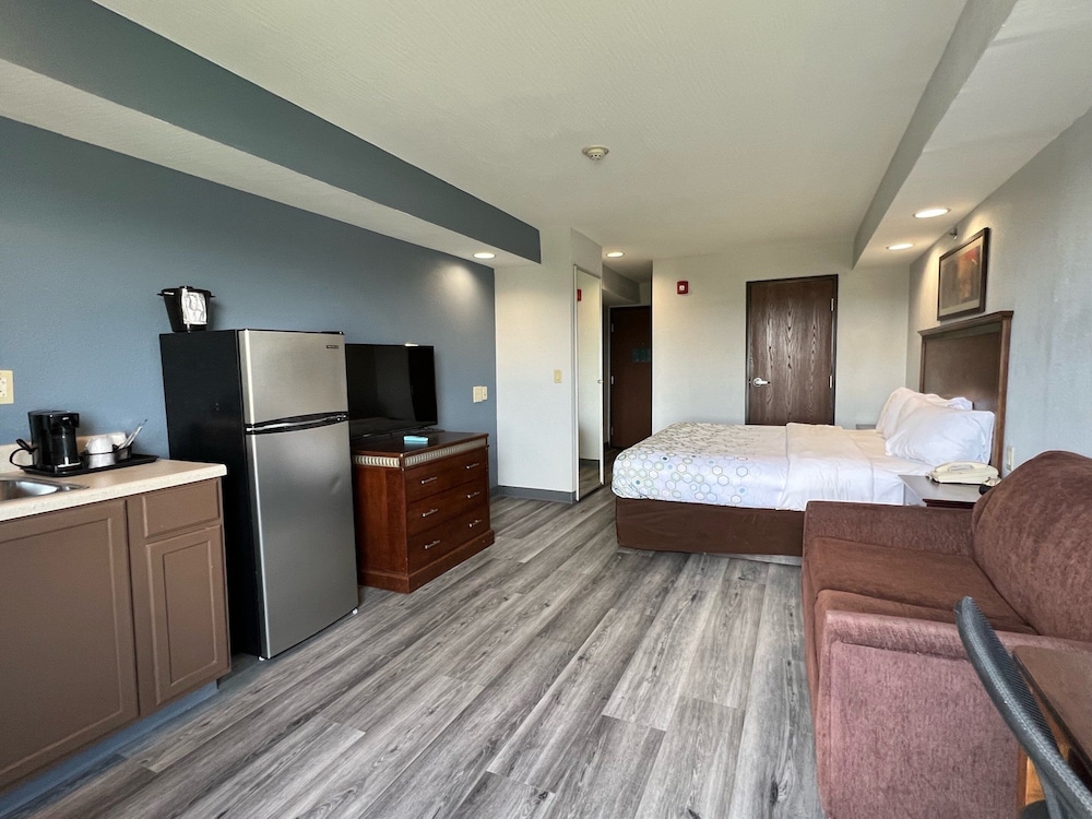 Suite, 1 King Bed, Non Smoking, Kitchenette - Photo 5