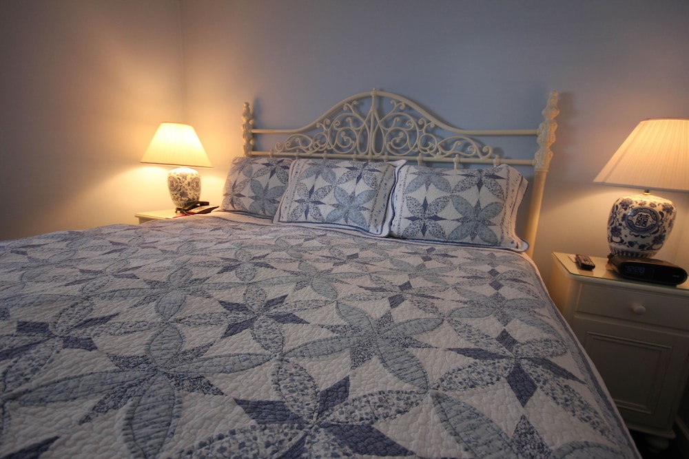 Comfort Single Room, 1 King Bed, Refrigerator & Microwave photo 1